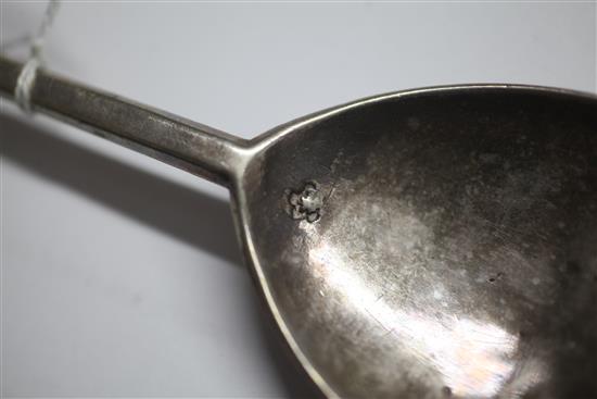 A mid 17th century apostle spoon, 18.1cm.